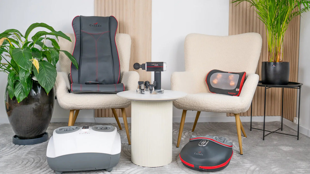 Zdjecie przedstawia zestaw produktów marki Casada: matę masującą, poduszkę masującą, masażery stóp i pistolet wibracyjny. 
