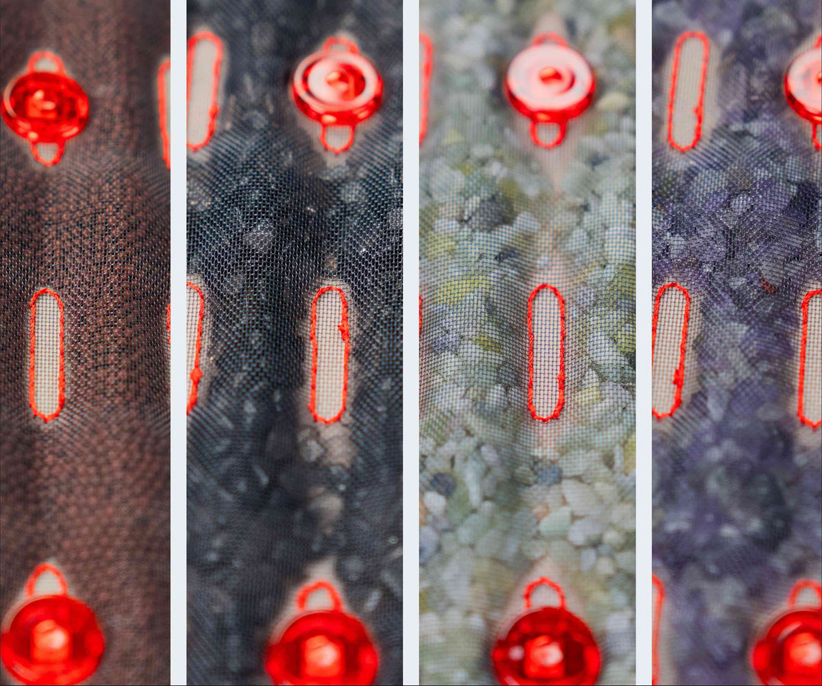 Zbliżenie na czerwone kamienie umieszczone na macie masującej