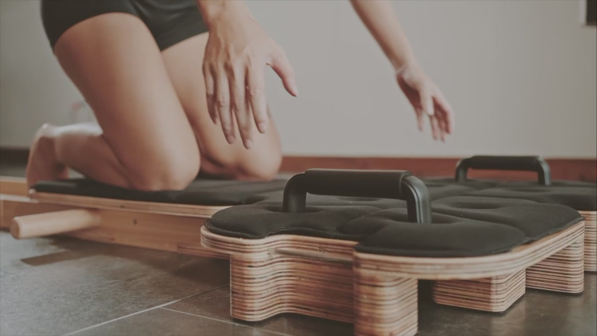 Załaduj wideo: Video prezentuje urządzenie do jogi i pilatesu Flowletic